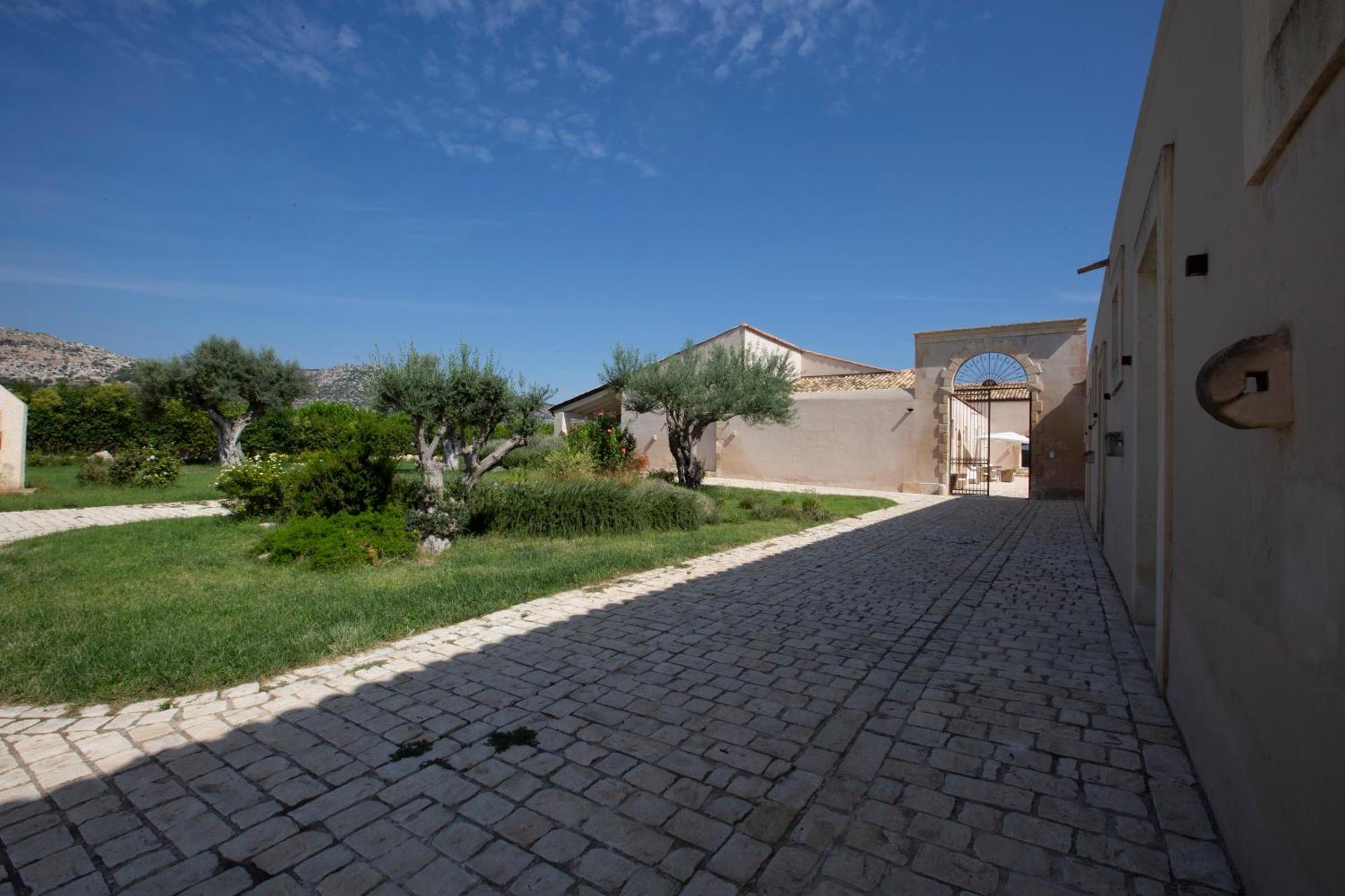 Ballium Luxury Relais Avola Exterior photo